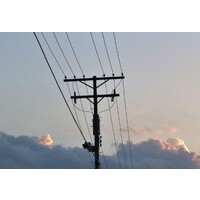 What do I need to know before working near overhead powerlines?